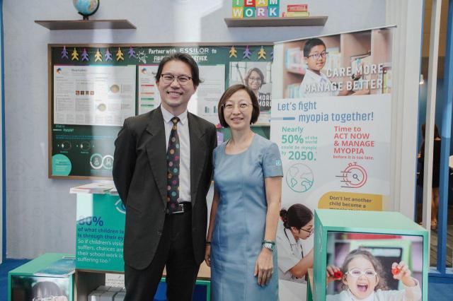 Essilor-APOC 2019-Dr.John Ang-Emelita Roleda,OD