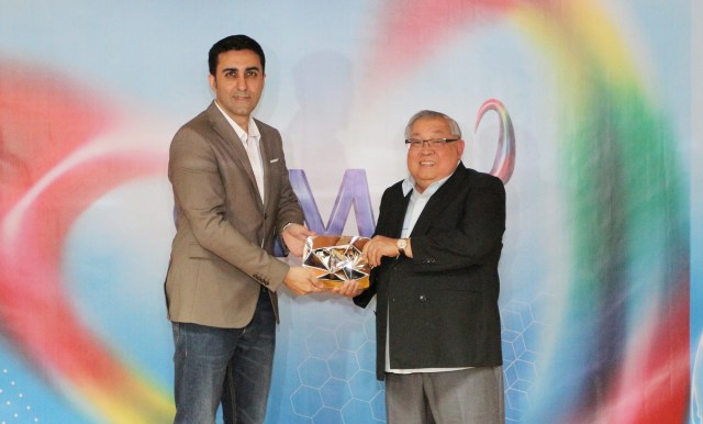 PHOTO 1 - GMA Network Chairman and CEO Felipe L. Gozon (right) formally receives the YouTube Diamond Play Button from YouTube’s Sarin (left)